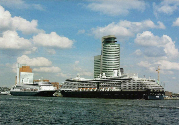 Cruiseschip ms Rotterdam en ms Oosterdam van de Holland America Line aan de Cruise Terminal in Rotterdam